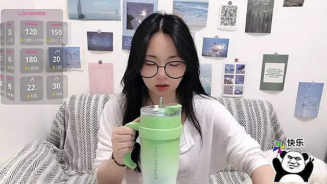 Snapshot of LiLiYbaby chatting on 4, 12, 2025 LiLiYbaby online show from 4, 12, 2025