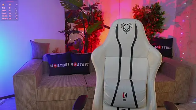 Snapshot of Magnetic_Mia_ chatting on 2, 12, 2024 Magnetic Mia online show from 2, 12, 2024