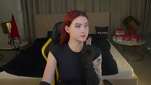 Snapshot of Magnetic_Mia_ chatting on 4, 1, 2025 Magnetic Mia online show from 4, 1, 2025