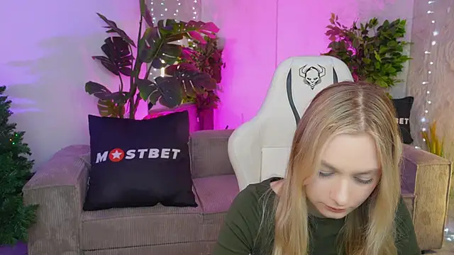 Snapshot of Magnetic_Mia_ chatting on 7, 1, 2025 Magnetic Mia online show from 7, 1, 2025