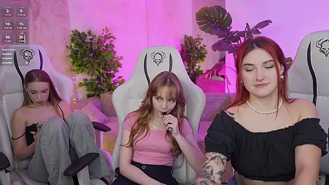 Snapshot of Magnetic_Mia_ chatting on 7, 2, 2025 Magnetic Mia online show from 7, 2, 2025