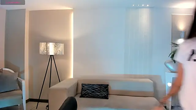 TaraLawrence online show from 25, 10, 2025