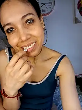 KimPielCanela online show from 12, 3, 2025