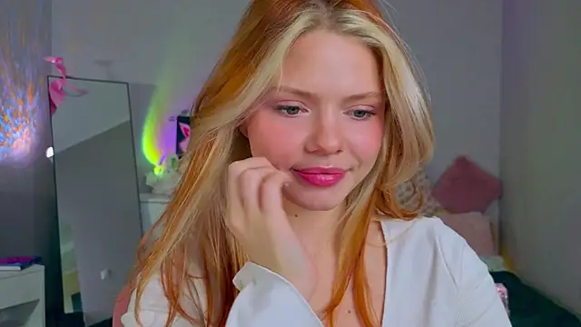 Snapshot of Red__Candy chatting on 17, 11, 2025 Red Candy online show from 17, 11, 2025