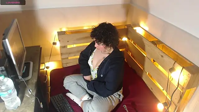 Snapshot of Bitsy_Messy chatting on 18, 12, 2025 Bitsy Messy online show from 18, 12, 2025