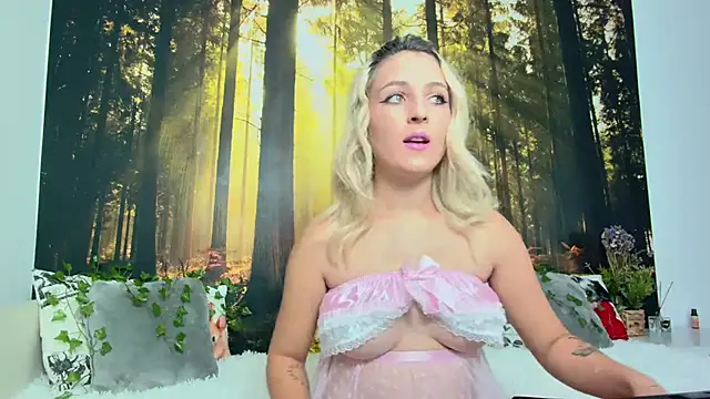 Snapshot of LittleAngelXO chatting on 7, 10, 2025 LittleAngelXO online show from 7, 10, 2025