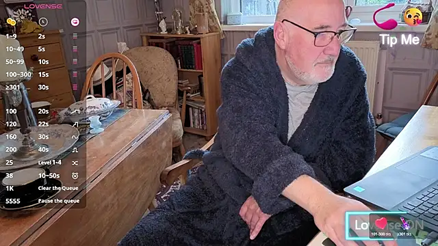 Adamdaddybear online show from 28, 10, 2025