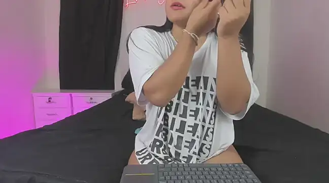 lindacastro02 online show from 5, 3, 2025