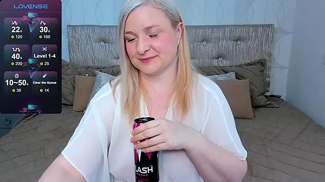 Snapshot of AnnaXCherri chatting on 8, 3, 2025 AnnaXCherri online show from 8, 3, 2025