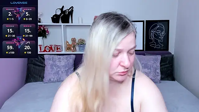 Snapshot of AnnaXCherri chatting on 11, 10, 2025 AnnaXCherri online show from 11, 10, 2025