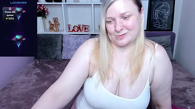 Snapshot of AnnaXCherri chatting on 6, 11, 2025 AnnaXCherri online show from 6, 11, 2025