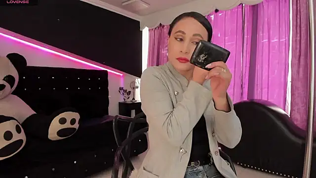 Coral Gibson online show from 4, 2, 2026