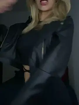 Snapshot of Carolinen chatting on 8, 2, 2025 Carolinen online show from 8, 2, 2025