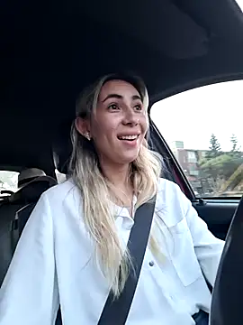 Scarlett Khan online show from 2, 2, 2025