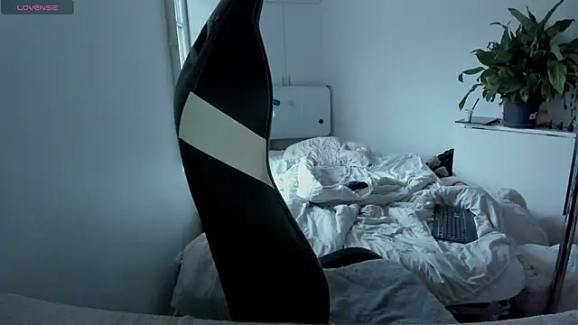 CeriseLapine online show from 10, 3, 2025