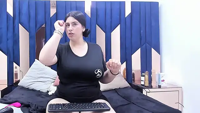 Snapshot of Criistaal_ chatting on 27, 2, 2025 Criistaal  online show from 27, 2, 2025