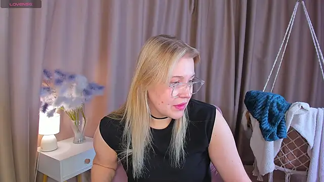 Snapshot of Colleen_Blake chatting on 6, 5, 2026 Colleen Blake online show from 6, 5, 2026