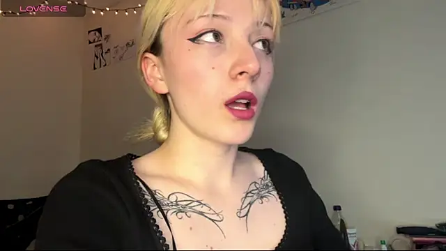 Snapshot of Cloe_five chatting on 16, 10, 2025 Cloe five online show from 16, 10, 2025