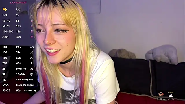 Snapshot of Cloe_five chatting on 22, 10, 2025 Cloe five online show from 22, 10, 2025