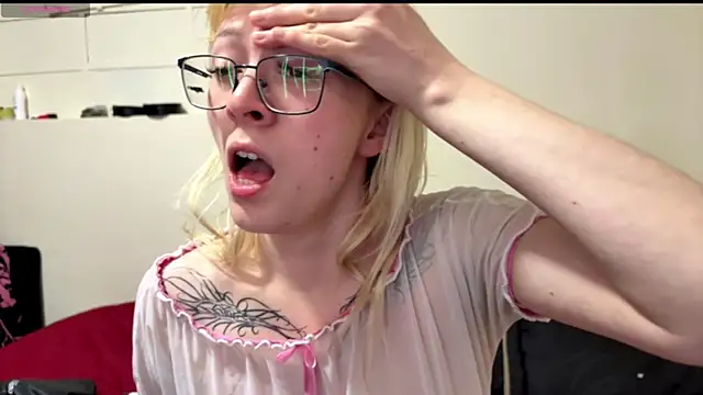 Snapshot of Cloe_five chatting on 21, 11, 2025 Cloe five online show from 21, 11, 2025