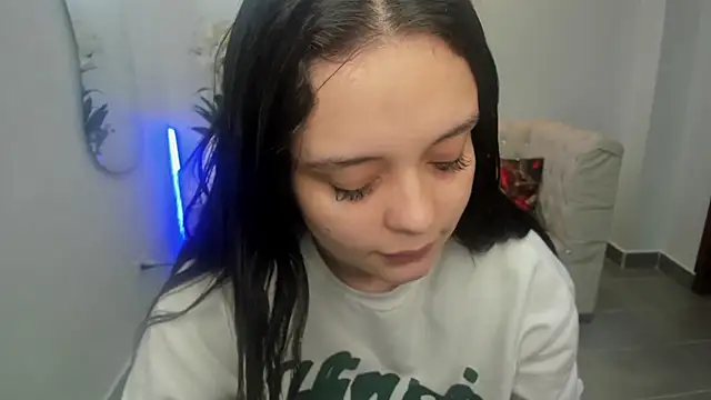 Snapshot of Bella-hadiid chatting on 27, 12, 2024 Bella-hadiid online show from 27, 12, 2024