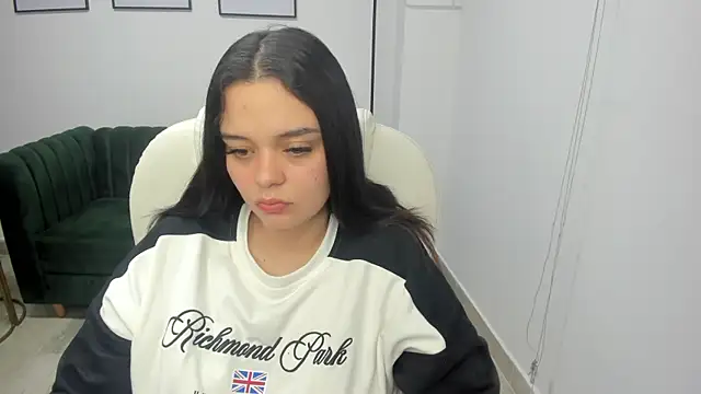 Snapshot of Bella-hadiid chatting on 5, 1, 2025 Bella-hadiid online show from 5, 1, 2025