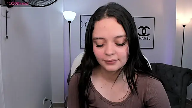 Snapshot of Bella-hadiid chatting on 8, 1, 2025 Bella-hadiid online show from 8, 1, 2025