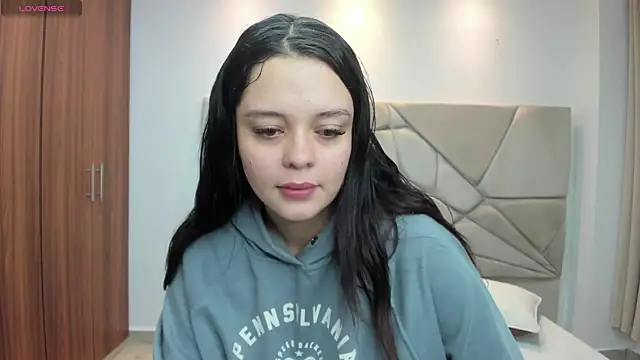 Snapshot of Bella-hadiid chatting on 23, 1, 2025 Bella-hadiid online show from 23, 1, 2025