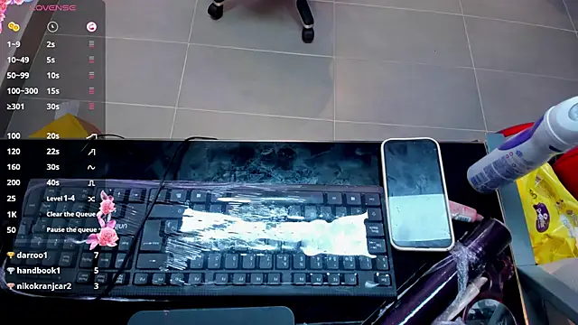 Snapshot of Bella-hadiid chatting on 4, 2, 2025 Bella-hadiid online show from 4, 2, 2025
