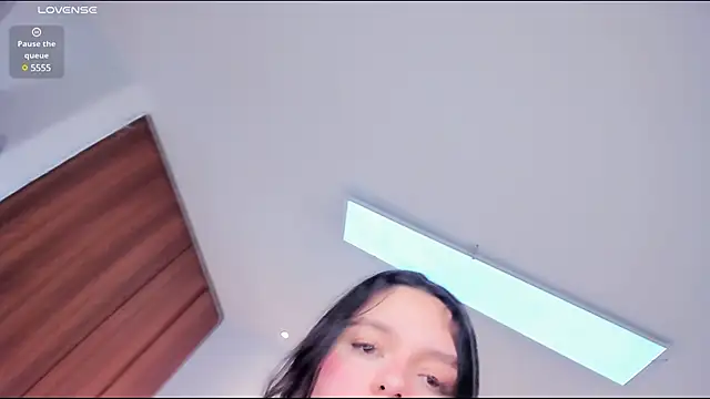 Snapshot of Bella-hadiid chatting on 8, 2, 2025 Bella-hadiid online show from 8, 2, 2025