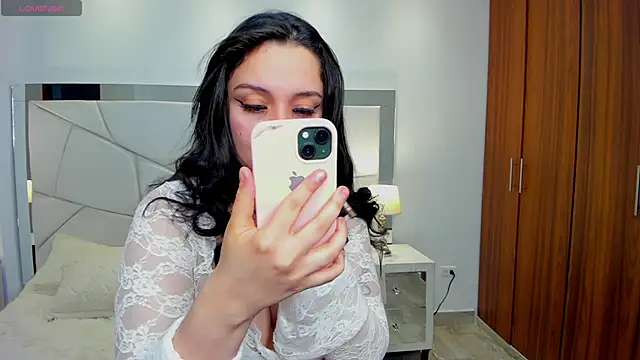 Snapshot of Bella-hadiid chatting on 21, 9, 2025 Bella-hadiid online show from 21, 9, 2025