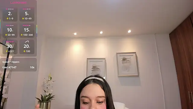 Snapshot of Bella-hadiid chatting on 5, 10, 2025 Bella-hadiid online show from 5, 10, 2025