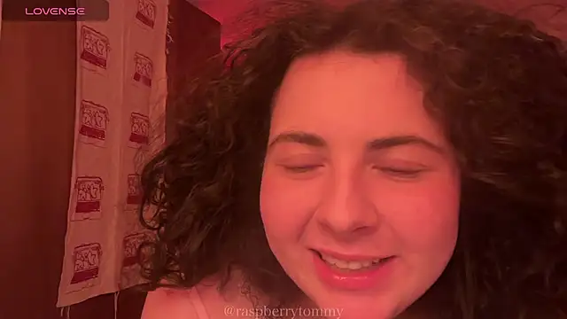 Snapshot of RaspberryTommyFTM chatting on 18, 12, 2025 RaspberryTommyFTM online show from 18, 12, 2025