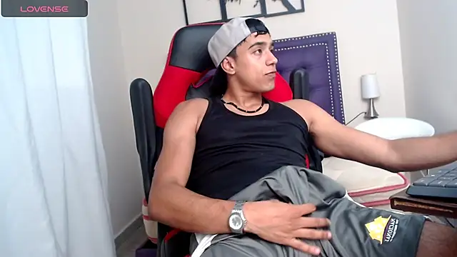 Snapshot of karlgiles_ chatting on 8, 12, 2024 karlgiles online show from 8, 12, 2024