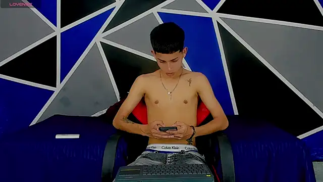 Snapshot of migueyalejo_teens chatting on 7, 1, 2025 migueyalejo teens online show from 7, 1, 2025