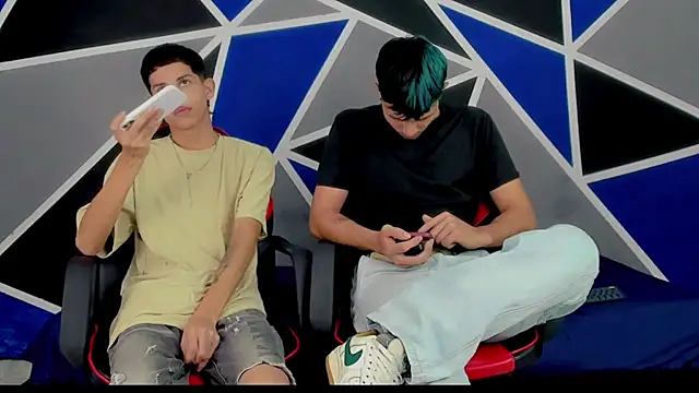 Snapshot of migueyalejo_teens chatting on 16, 2, 2025 migueyalejo teens online show from 16, 2, 2025