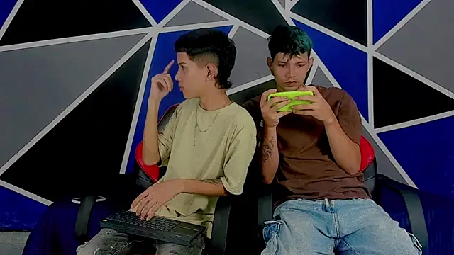 Snapshot of migueyalejo_teens chatting on 13, 3, 2025 migueyalejo teens online show from 13, 3, 2025