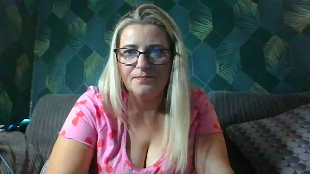 Snapshot of SweetXCandyX chatting on 14, 11, 2025 SweetXCandyX online show from 14, 11, 2025