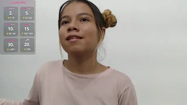 Snapshot of Naomi991 chatting on 15, 10, 2025 Naomi991 online show from 15, 10, 2025