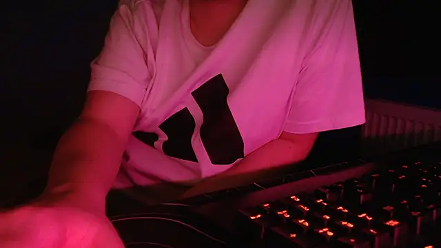 Snapshot of Scotland_100 chatting on 21, 11, 2025 Scotland 100 online show from 21, 11, 2025