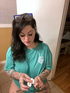 Snapshot of TexasTattooedHouseWife chatting on 4, 3, 2025 TexasTattooedHouseWife online show from 4, 3, 2025