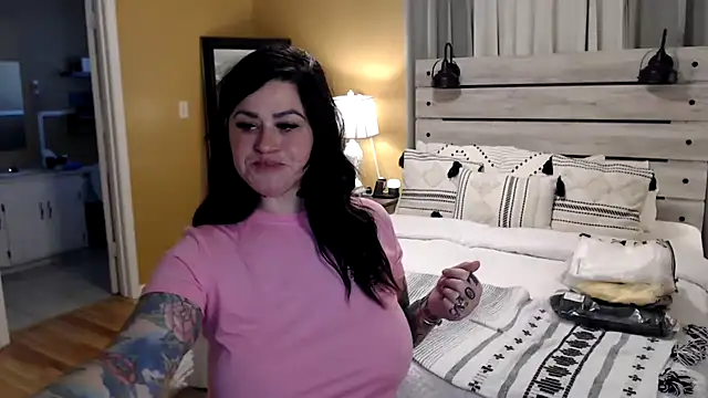 Snapshot of TexasTattooedHouseWife chatting on 4, 3, 2025 TexasTattooedHouseWife online show from 4, 3, 2025