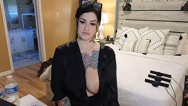 Snapshot of TexasTattooedHouseWife chatting on 12, 3, 2025 TexasTattooedHouseWife online show from 12, 3, 2025