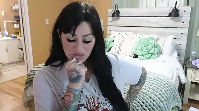 Snapshot of TexasTattooedHouseWife chatting on 24, 10, 2025 TexasTattooedHouseWife online show from 24, 10, 2025