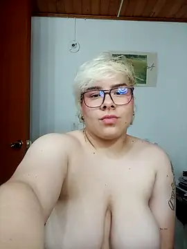 Snapshot of amalia_love chatting on 24, 10, 2025 amalia love online show from 24, 10, 2025