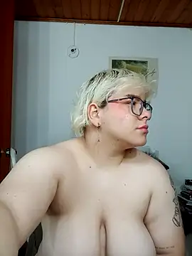 Snapshot of amalia_love chatting on 26, 10, 2025 amalia love online show from 26, 10, 2025