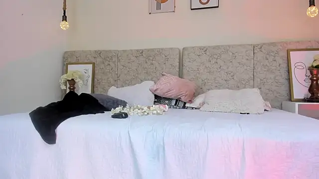 naomiii   online show from 22, 3, 2025