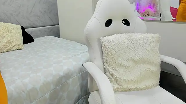 Snapshot of naomiii__ chatting on 19, 5, 2026 naomiii online show from 19, 5, 2026