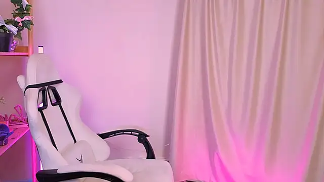 Snapshot of EmmaKeam chatting on 7, 10, 2025 EmmaKeam online show from 7, 10, 2025