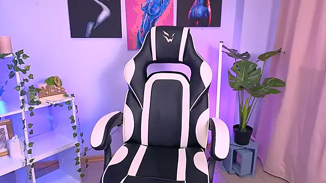 Snapshot of EmmaKeam chatting on 9, 10, 2025 EmmaKeam online show from 9, 10, 2025